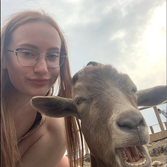 Meet your Posher, Laura - Picture 1 of 1